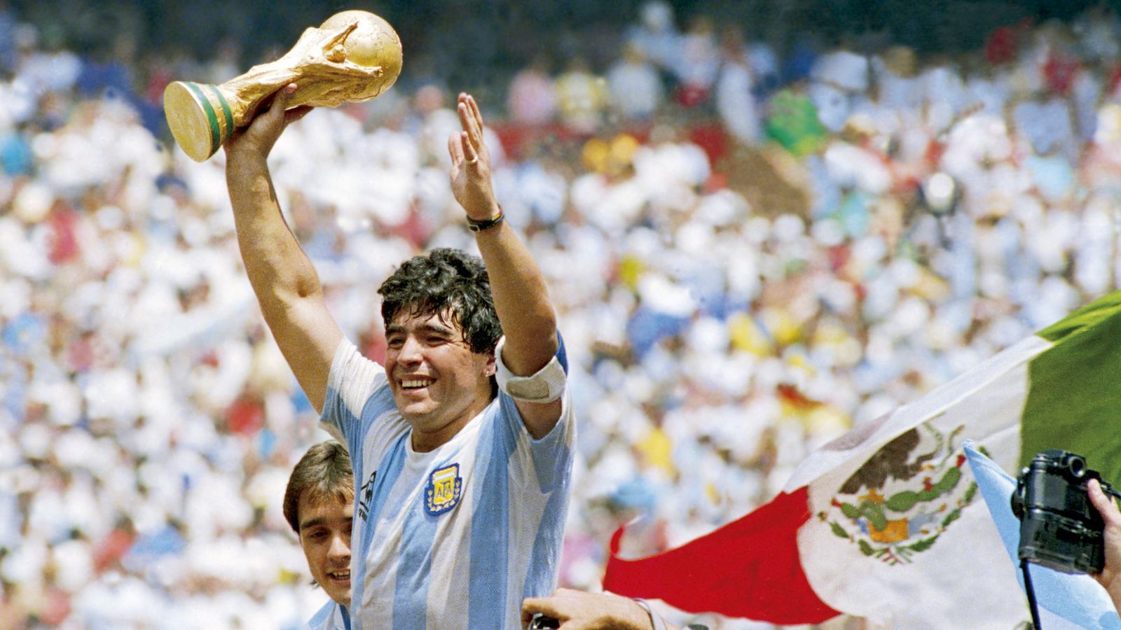 Diego Maradona Dengan Trofi Piala Dunia.