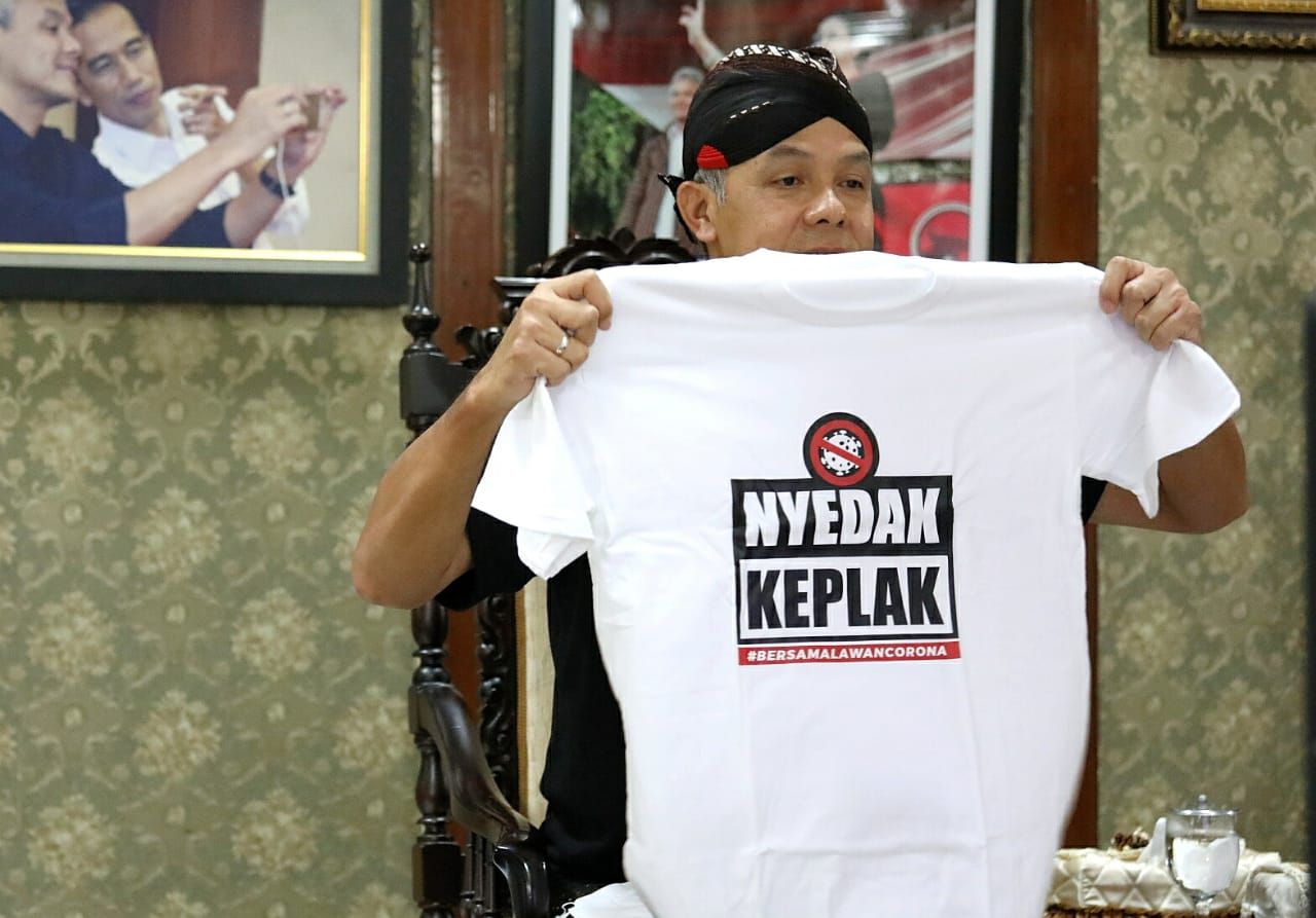 Gubernur Jawa Tengah Ganjar Pranowo dengan kaus lawan Corona