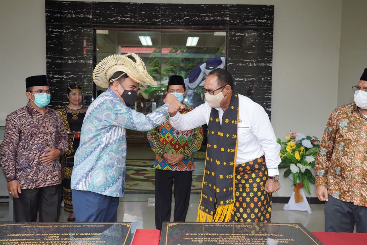 Menteri Agama Fachrul Razi dan Wagub NTT Josef Nae Soi suerai menanda tangani peresmian Gedung Raudah Asrama  Haji Antara Kupang pada Jumat 27/11