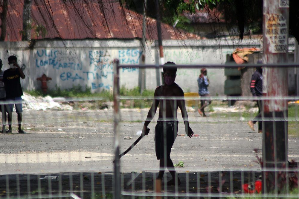Pengunjuk rasa menenteng senjata tajam saat unjuk rasa di Kota Sorong, Papua Barat, Jumat 27 November 2020. 
