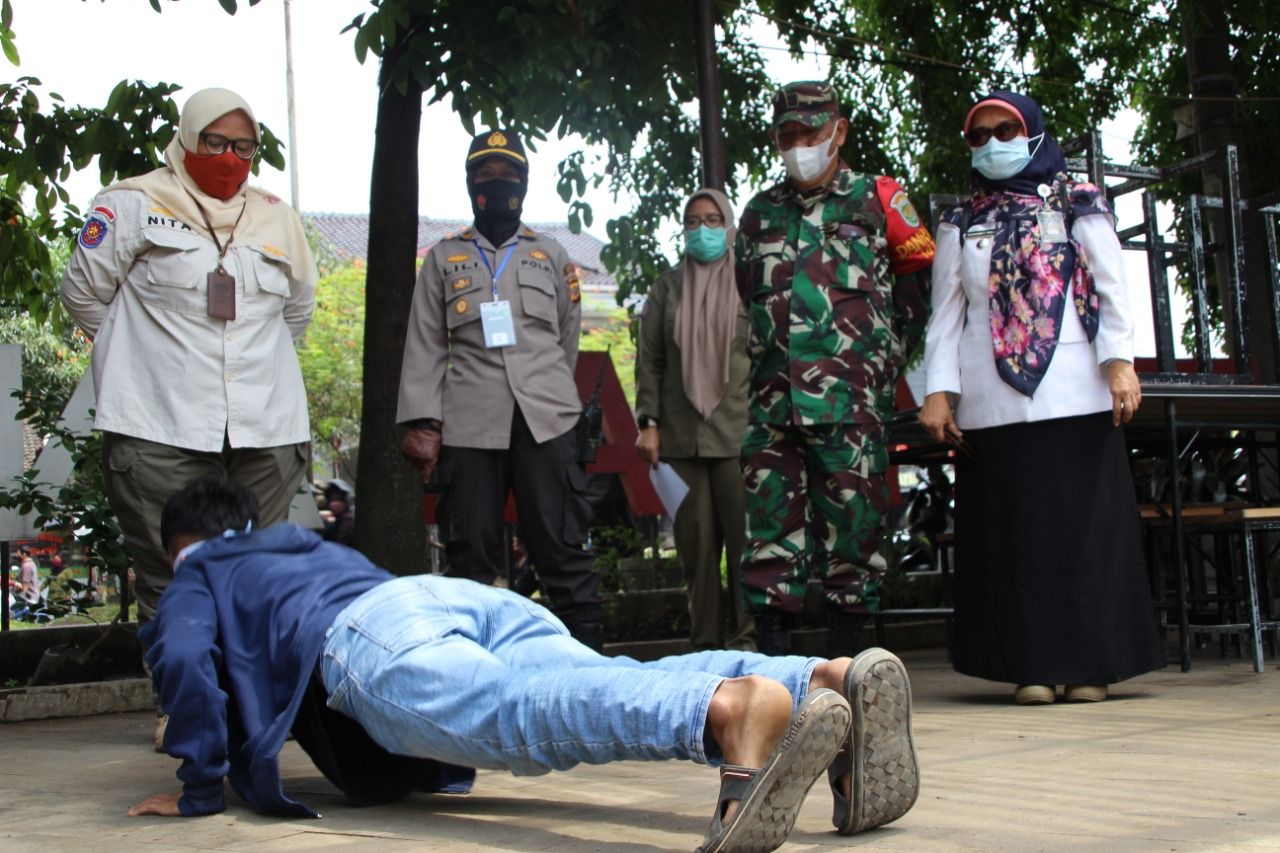 Petugas menghukum push-up pelanggar protokol kesehatan di Kota Bandung