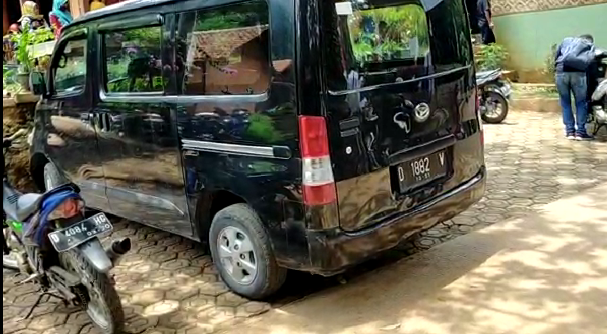 Kendaraan dinas Pemkab Bandung yang digunakan dalam kampanye salah satu paslon Pilkada Kabupaten Bandung