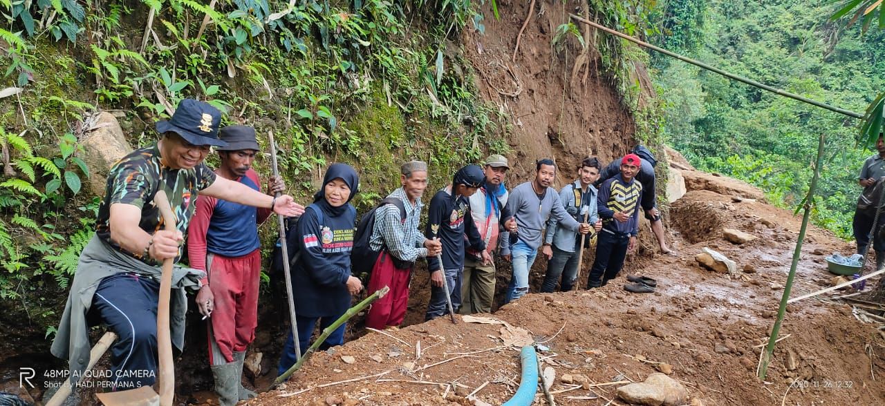 ANTON Charliyan dan timnya saat meninjau dan ikut membantu penggalian parit saluran air yang dipelopori Abah Harun.