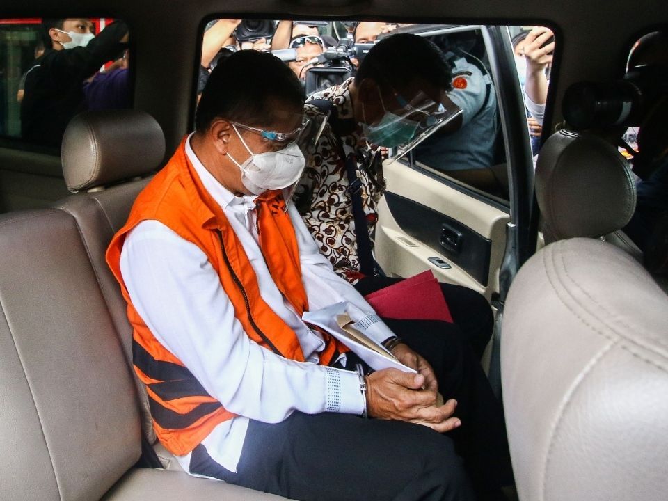 Walikota Cimahi Ajay Muhammad Priatna mengenakan rompi tahanan usai menjalani pemeriksaan di Gedung KPK . PDIP Jabar menyatakan Ajay tak memakan uang rakyat dan tergelincir di jalan yang rata.