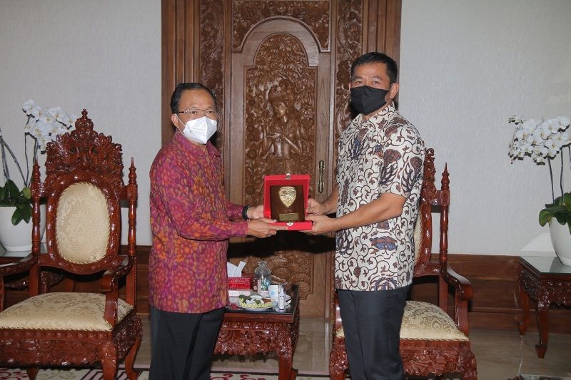 Pangdam IX/Udayana Mayjen TNI Maruli Simanjuntak esmi memimpin Kodam mengawali kegiatan silaturahminya ke Gubernur Bali Wayan Koster, Sabtu 28 November 2020