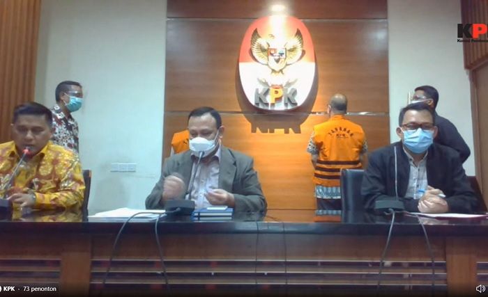 KPK menggelar jumpa pers penetapan Wali Kota Cimahi Ajay M Priatna sebagai tersangka bersama Komisaris RSU Kasih Bunda, HY, di Gedung KPK, Jakarta, Sabtu, 28 November 2020. (Tangapan layar live Twitter)