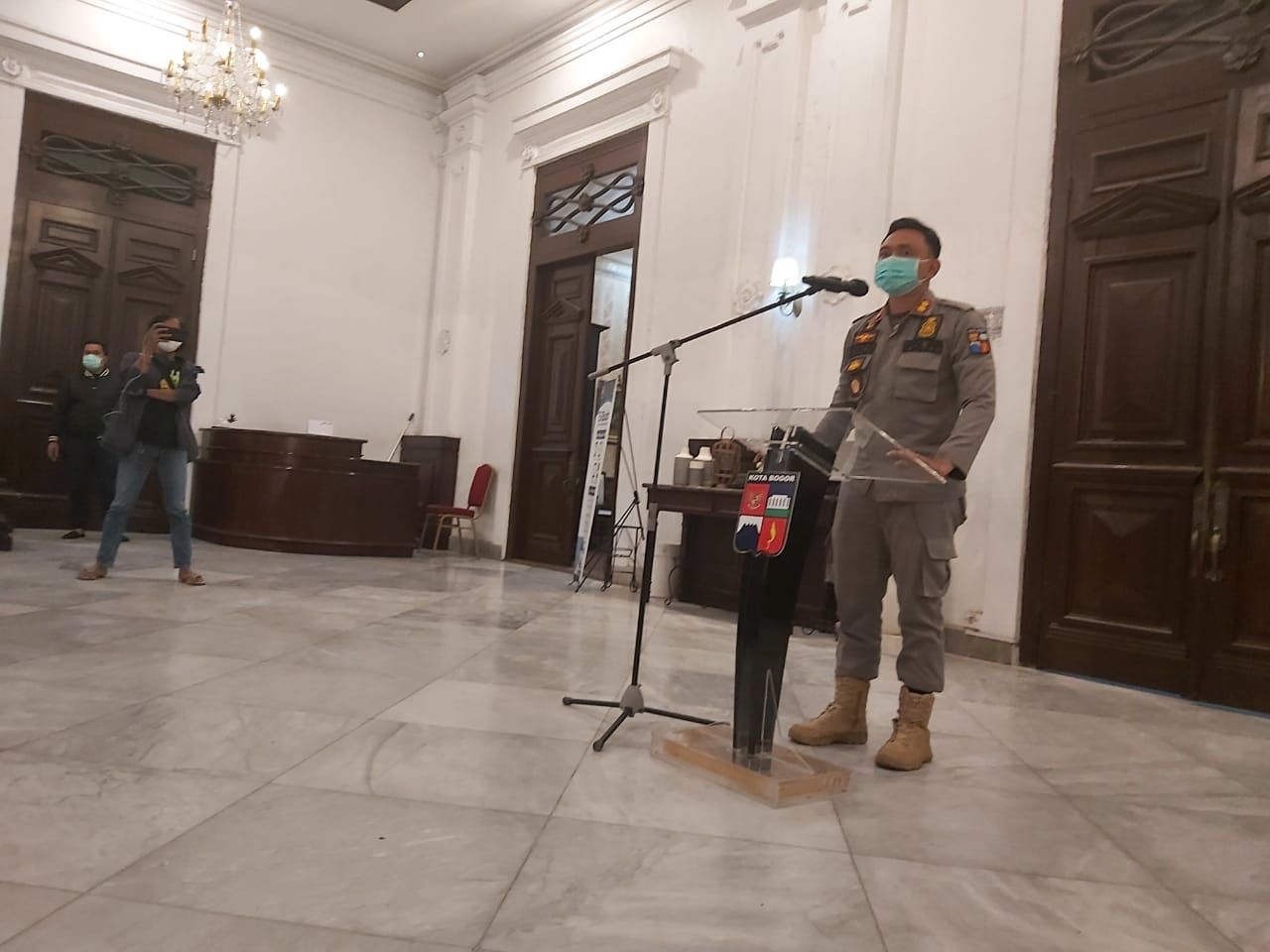 Kepala Satpol PP Kota Bogor Agustiansyach memberikan keterangan terkait Habib Rizieq di Balai Kota Bogor, Sabtu 28 November 2020