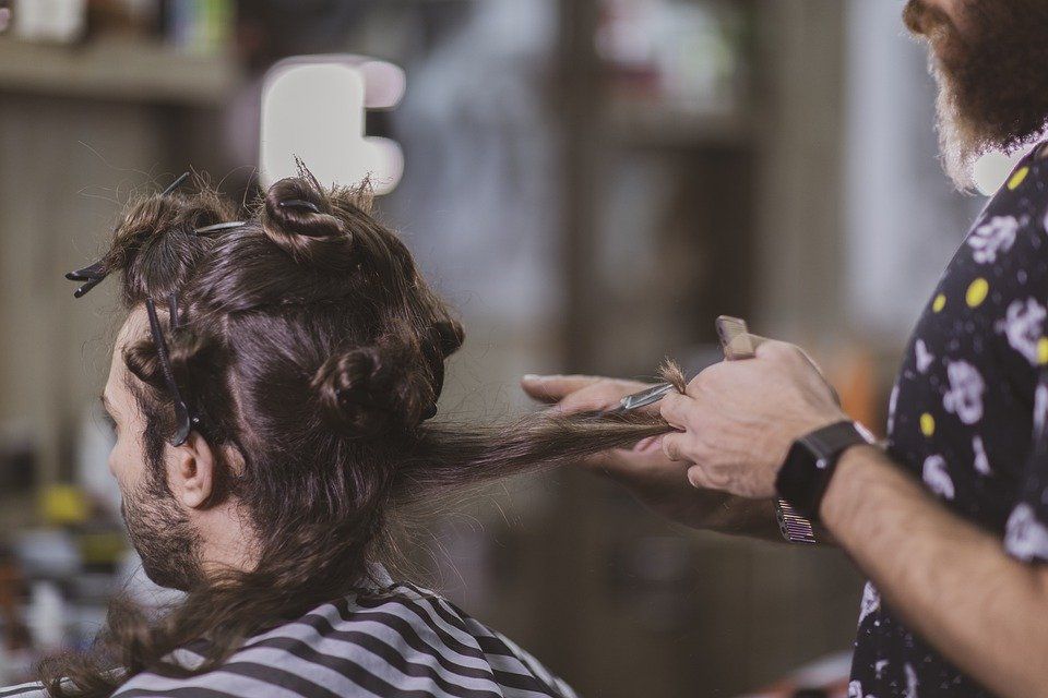 Ilustrasi potong rambut dengan tukang cukur.