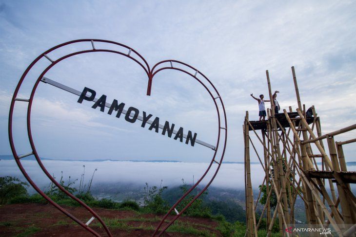 Berswafoto dengan latar belakang Bukit Pamoyanan di Desa Kawungluwuk, Subang, Jabar.