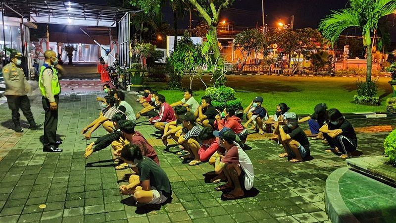 Polisi tengah melakukan pembinaan kepada anak-anak muda setelah Tim gabungan Polda Bali melakukan giat razia balapan liar sepeda motor R-2 di sepanjang Jalan Gatot Subroto Kota Denpasar, Minggu 29 November 2020