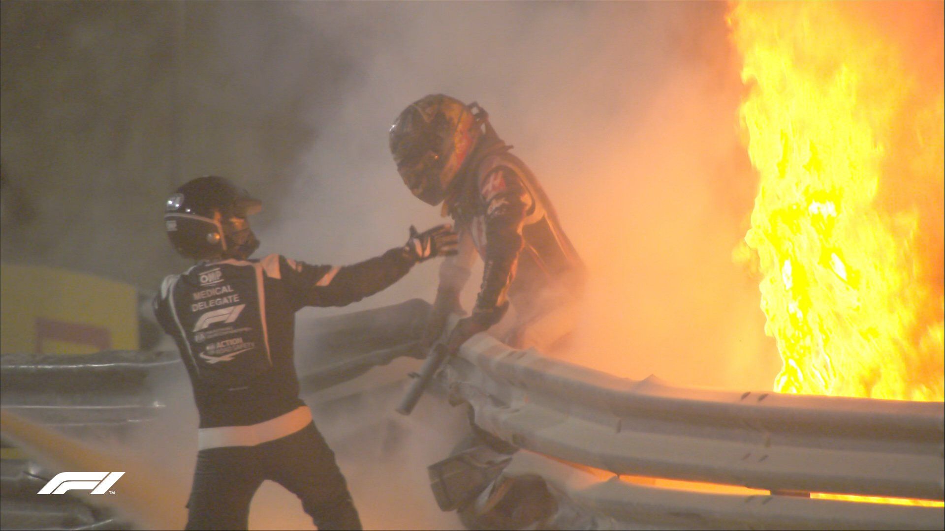 Grosjean keluar dari kobaran api. 