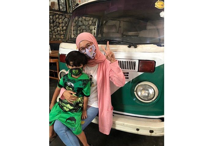 Traveler asal Kota Bandung, Astri Agustina (30) bersama sang anak. (Foto: dok. Astri Agustina)