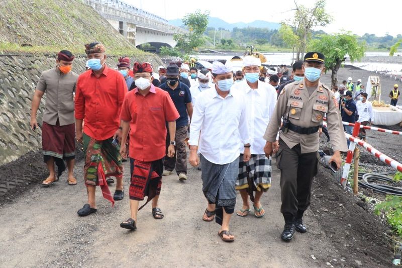 Gubernur Bali, Wayan Koster dan instansi terkait meninjau lokasi peletakan batu pertama Pekerjaan Pengendalian Normalisasi Tukad Unda di Desa Tangkas, Kecamatan Klungkung, Senin 30 November 2020