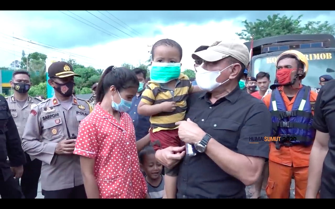 Gubernur Sumatera Utara Edy Rahmayadi mengunjungi warga tebing tinggi yang terdampak banjir pada Sabtu (28/11)