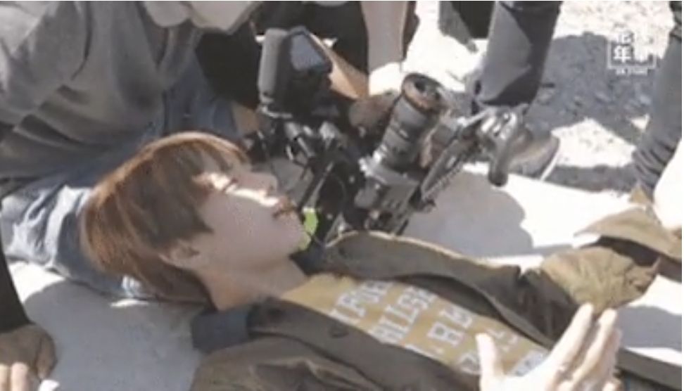 V BTS menyandarkan kepala di pangkuan kameraman.