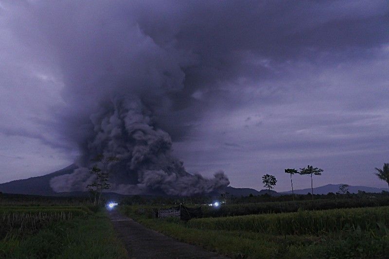 Gunung Semeru di Jawa Timur Meletus, Hanya Berselang 2 Hari dari Erupsi Gunung Ile Lewotolok di