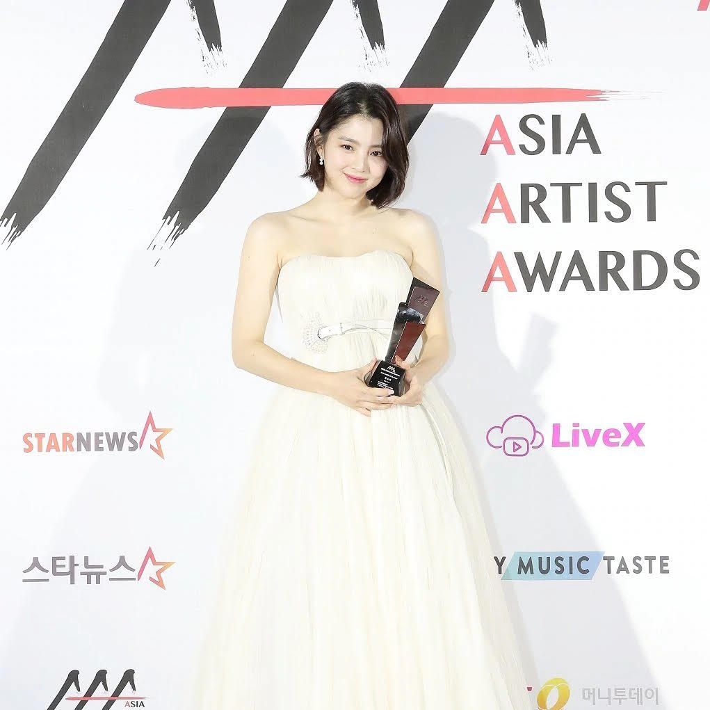 Han So-Hee dapat penghargaan Asia Artist Awards 2020.