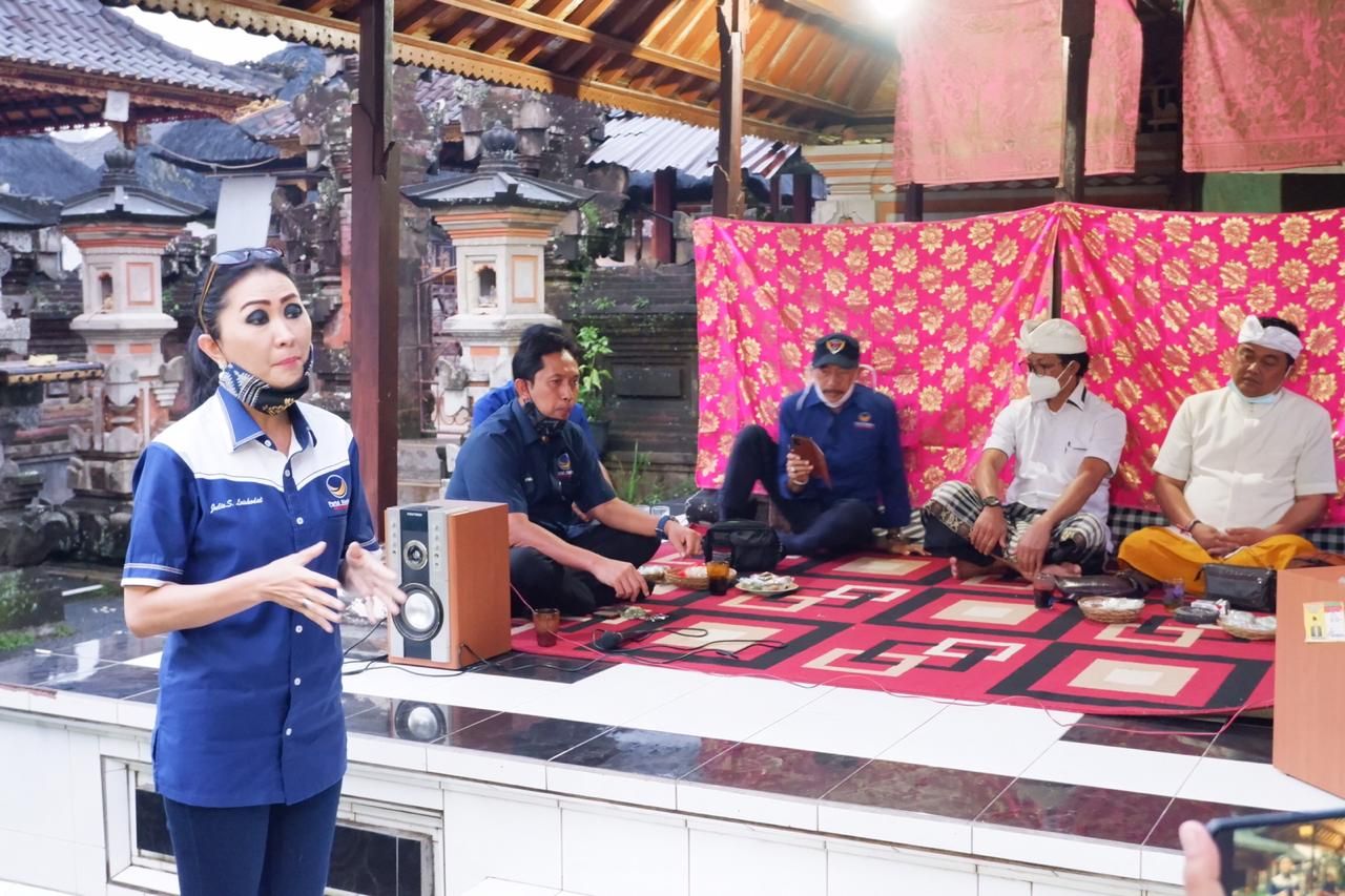 Ketua DPW Partai Nasdem Bali, Julie Laiskodat dan tim terjun langsung ke Kabupaten Bangli memberi suntikan semangat mendukung paslon Bagus No 1 untuk Pilkada Bangli