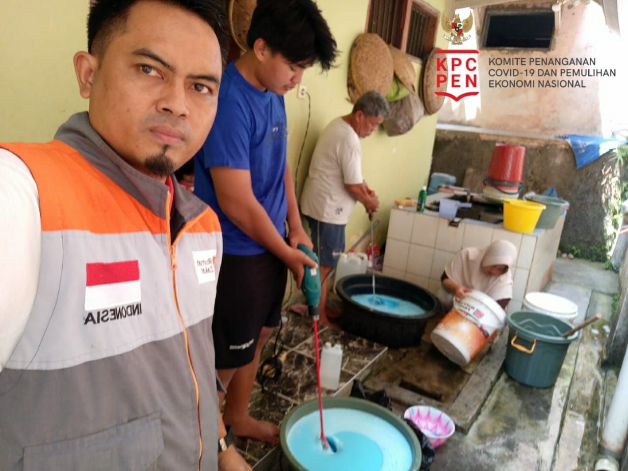 Anggota Satgas Covid-19 sedang memperlihatkan proses produksi pembuatan sabun cari dan detergent hasil usaha warga Cisolok Sukabumi