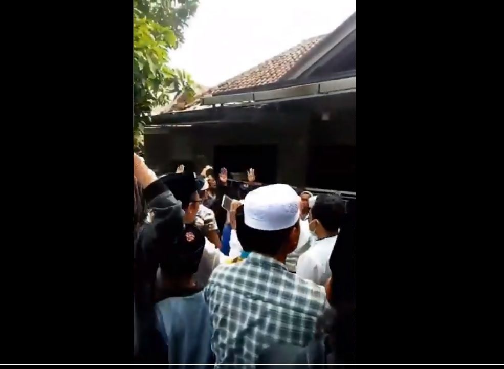 Massa yang sempat menggeruduk rumah ibunda Mahfud MD diduga terkait pemanggilan Habib Rizieq ke Polda Metro Jaya.