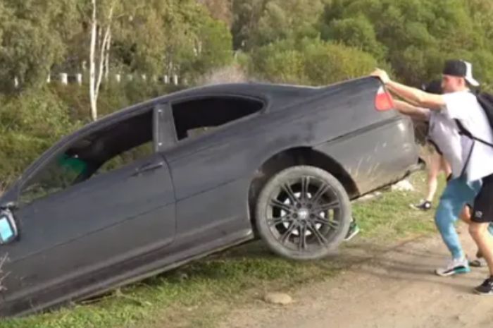 Ngebet pengen viral, seorang selebgram asal Inggris ceburkan mobil sedan mewah BMW ke dalam selokan.