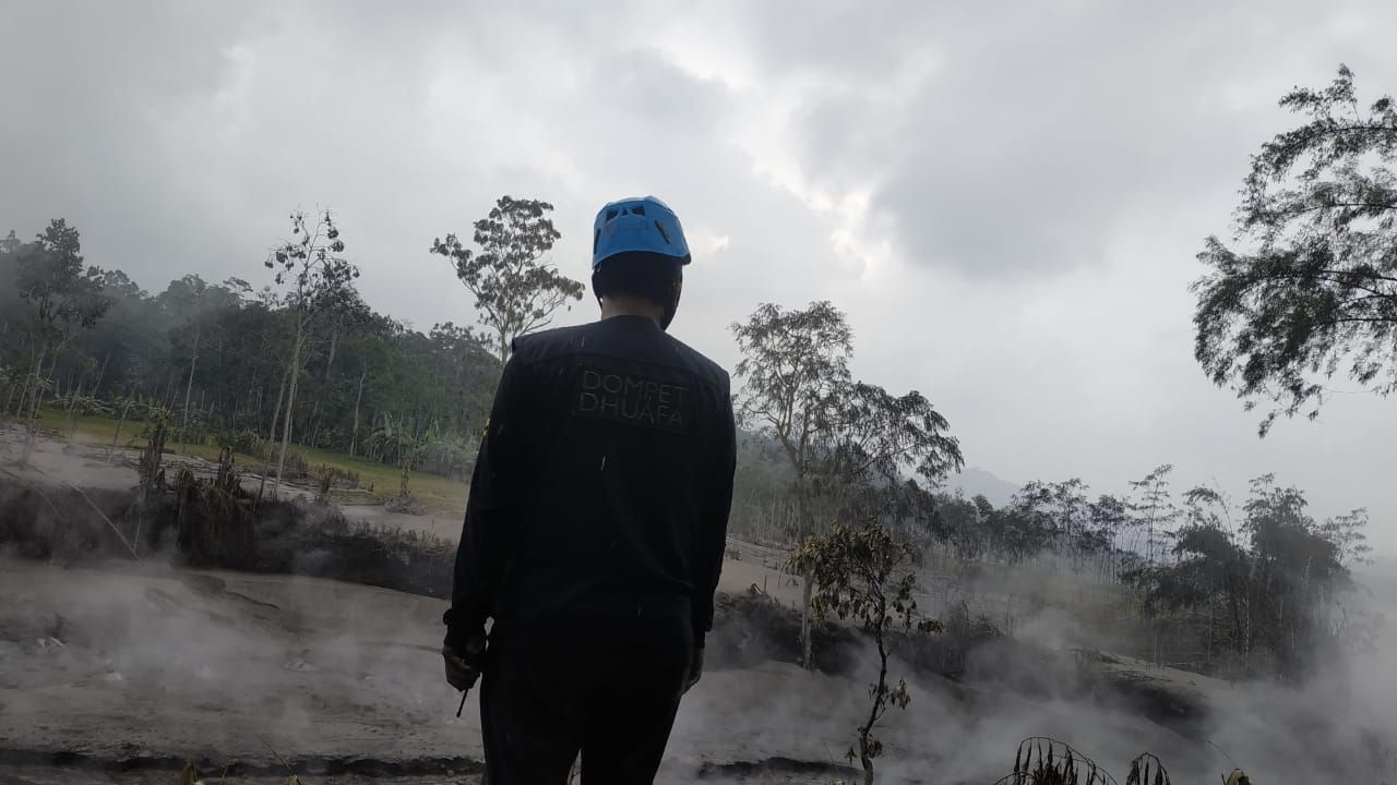 Kaum Dhuafa Jawa Timur Terjun ke Lokasi Guguran Awan Panas Gunung Semeru