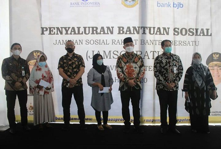 Wakil Gubernur Banten Andika Hazrumy menghadiri penyaluran Jamsosratu Tahun 2020 di Kantor BJB Cabang BSD, Tangerang Selatan, Kamis, 3 Desember 2020.