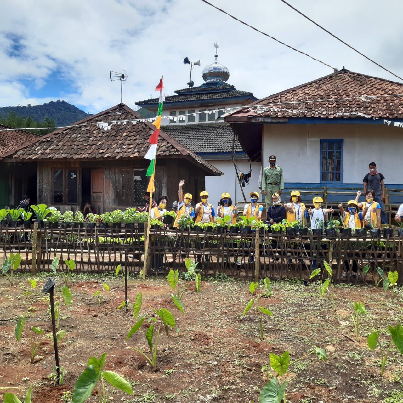 Warga desa Sirnajaya Kecamatan Gunung Halu Kabupaten Bandung Barat, membudidayakan berbagai tanaman menuju Desa Agro Mandiri.