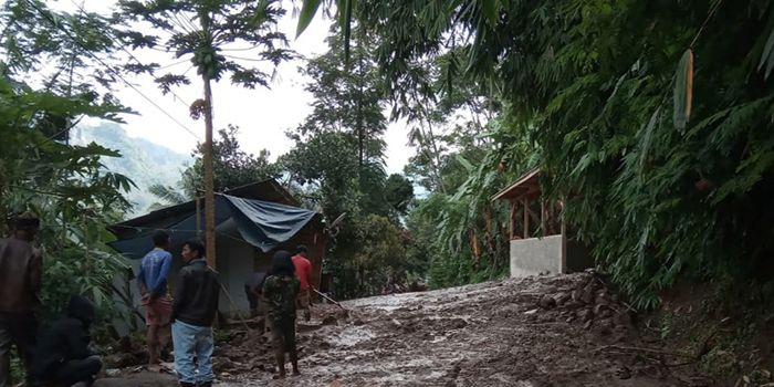 SEJUMLAH warga berjaga-jaga di jalan provinsi Pangalengan-Talegong yang tertutup material tanah lumpur dan bebatuan longsoran bukit Rancagoong Kampung Sawah Jeruk,  Ds. Sukamulya, Kec. Talegong Kab. Garut, Kamis 3Desember2020.