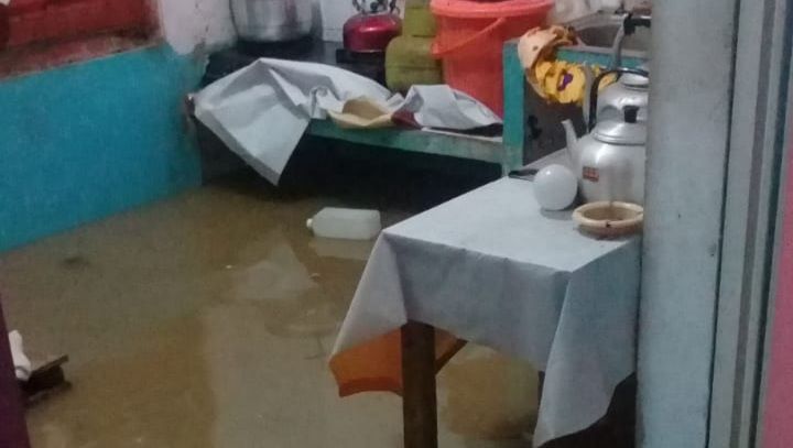 Banjir masuk rumah warga.