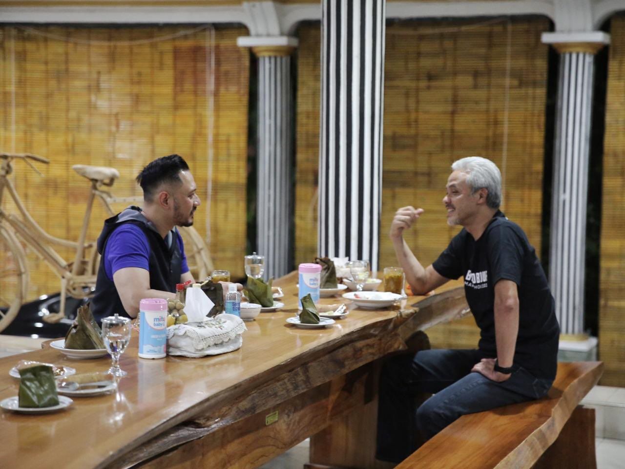 Agus Harimurti Yudhoyono (Kiri) bertemu dengan Ganjar Pranowo (kanan).