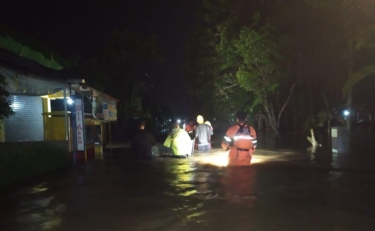 Banjir di desa Gambarsari, Kevamatan Kemanbkon, Purnalingga.