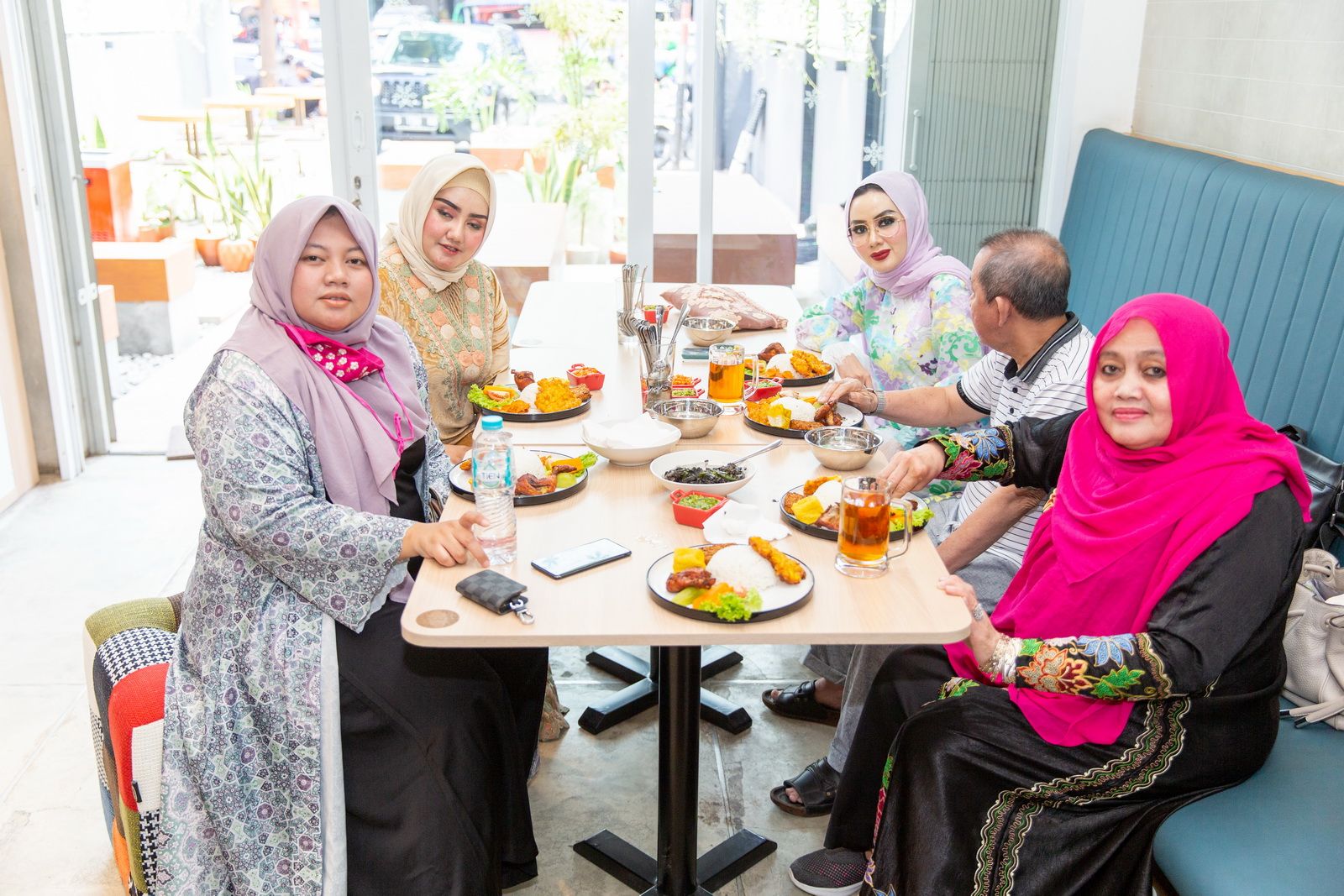 Pendiri Albis Group adik Kaka,Mamih Santi (Kiri ujung),Mimi Nia (Kanan ujung), Moesye Indri (Kiri depan) bersama keluarga tengah mencicipi makanan Mamah Eha yang akan dibuka dijalan Burangrang Bandung