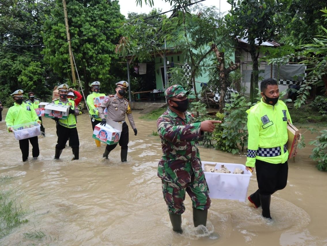 Satalantas bersama TNI bagikan nasi bungkus kepada korban banjir di wilayah Kecamatan Kemangkon, Purbalingga, Kamis 03 Desember 2020.
