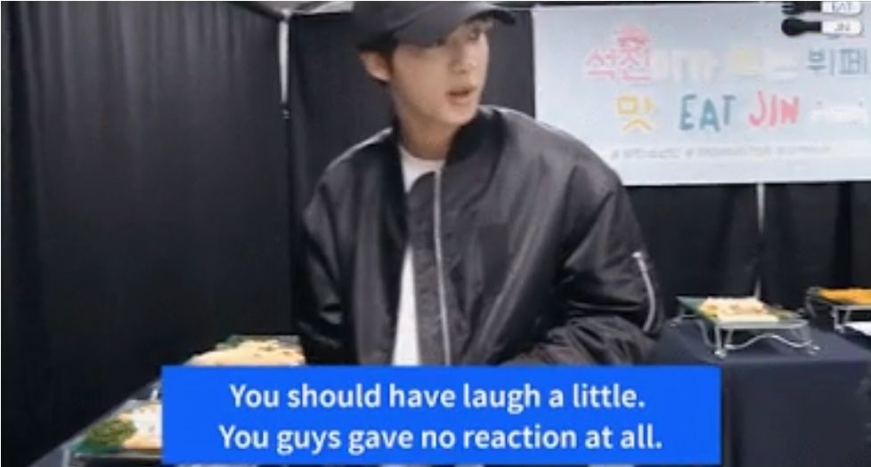 Tangkap layar Jin BTS meminta staf untuk tertawa saay ia bercanda.