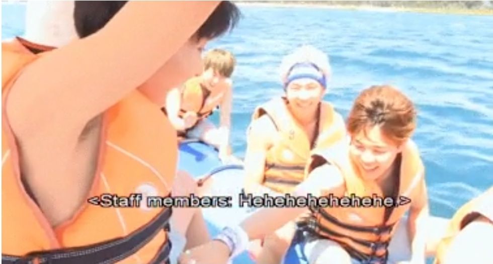 Tangkap layar BTS mengerjai J-Hope saat kan naik banana boat.