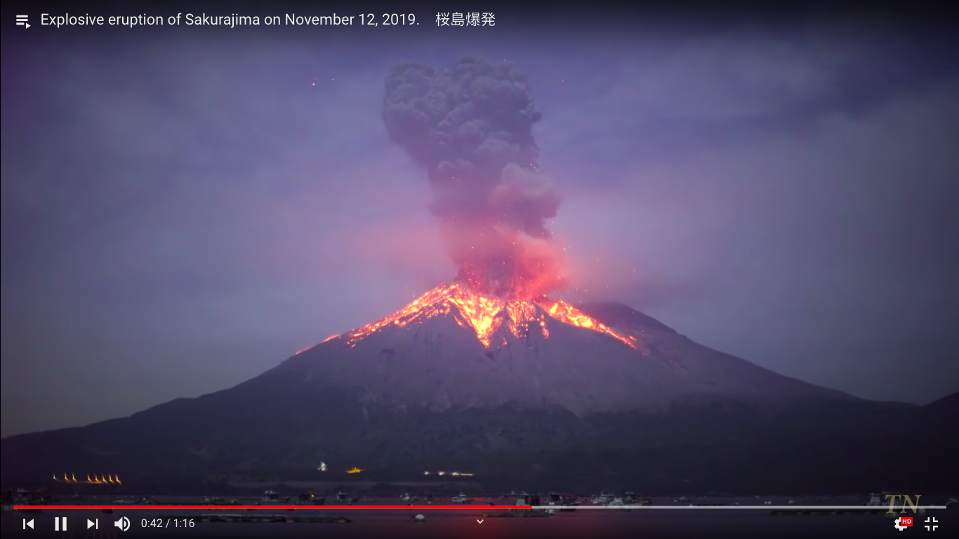 Tangkapan layar Video Erupsi Gununug Sakurajima dari Akun YouTube TN yang diunggah 12 November 2019, kemudian beredar luas lagi saat Gunung Semeru meletus 1 Desember 2020.*