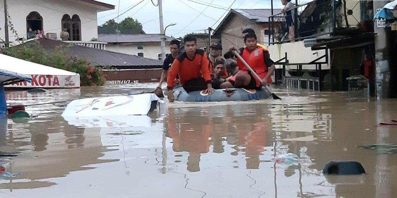 Sejumlah petugas BPBD Kota Medan mengevakuasi sejumlah masyarakat terdampak banjir.*