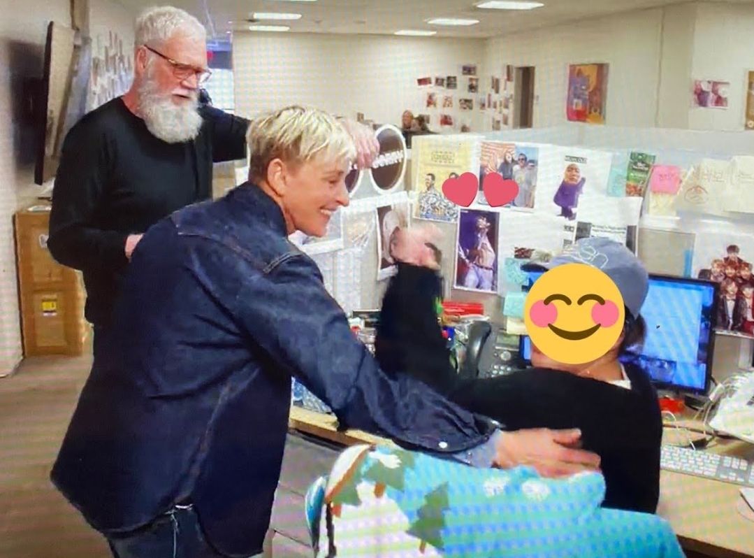 Foto Jungkook di meja pekerja The Ellen DeGeneres Show 
