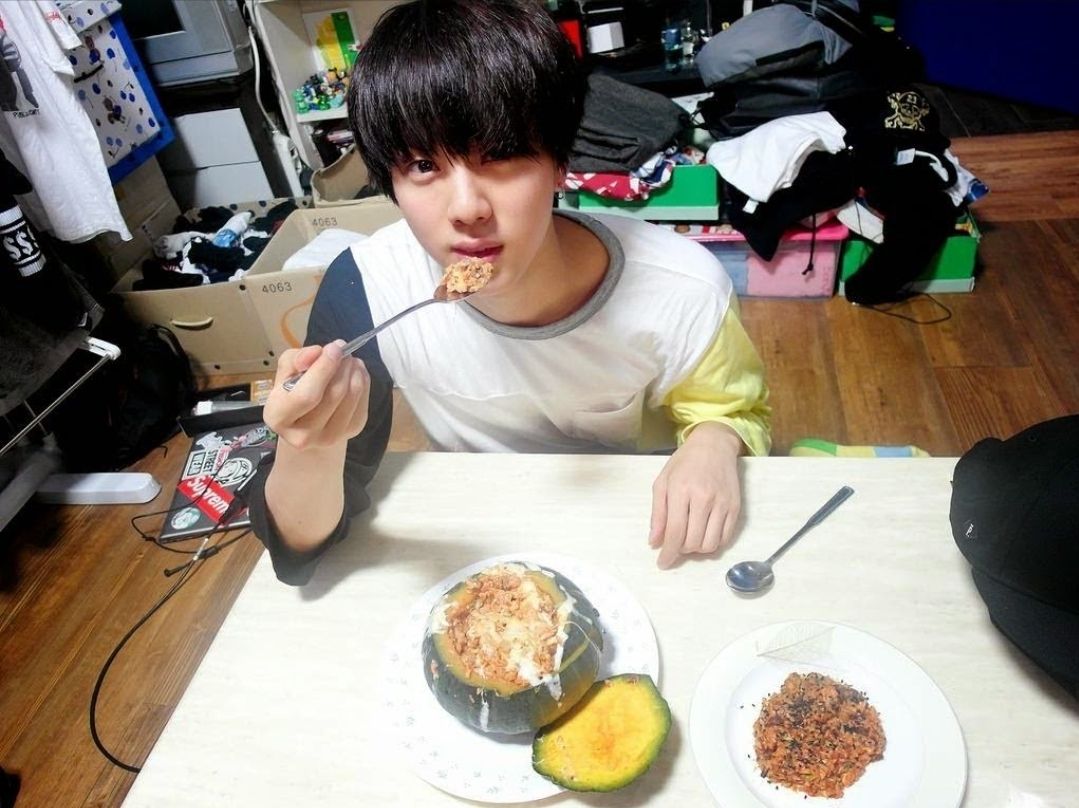 Jin BTS sedang makan