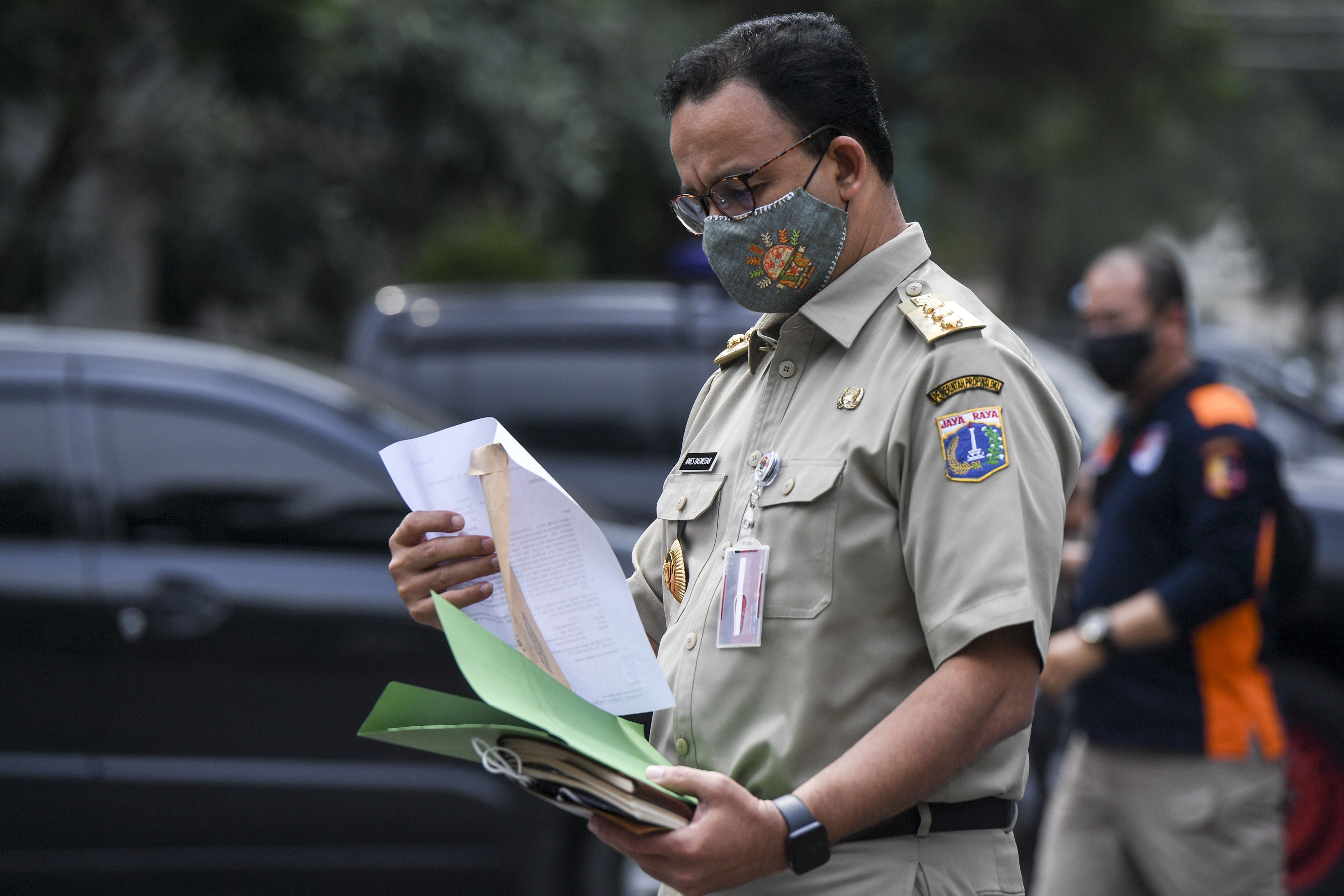 Gubernur DKI Jakarta Anies Baswedan menyatakan dirinya positif Covid-19 setelah menjalani tes usap PCR pada Senin, 30 November 2020 kemarin /ANTARA FOTO/Hafidz Mubarak A /