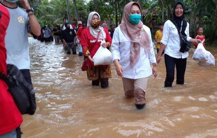 Cabup Tiwi kunjungi warga terdampak banjir, Jumat 4 Desember 2020.