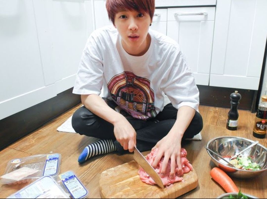 Jin BTS sedang memasak