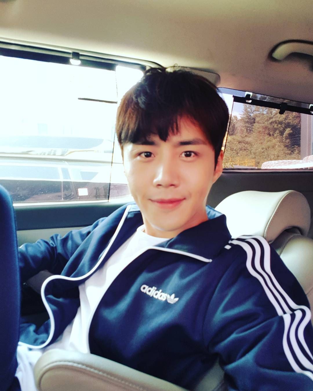 Kim Seon-ho saat berselfie di mobil