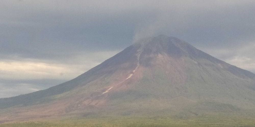 Gunung Semeru yang terletak di Kabupaten Lumajang, Jawa Timur, masih menunjukan aktivitas vulkaniknya hingga Minggu 6 Desember 2020. BNPB dan PVMBG menghimbau masyarakat untuk waspada.*