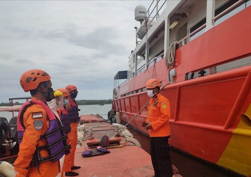 Tim SAR mengevakuasi sesosok jenasah tak dikenal di perairan Pantai Geger, Kuta Selatan Badung, Minggu 6 Desember 2020.