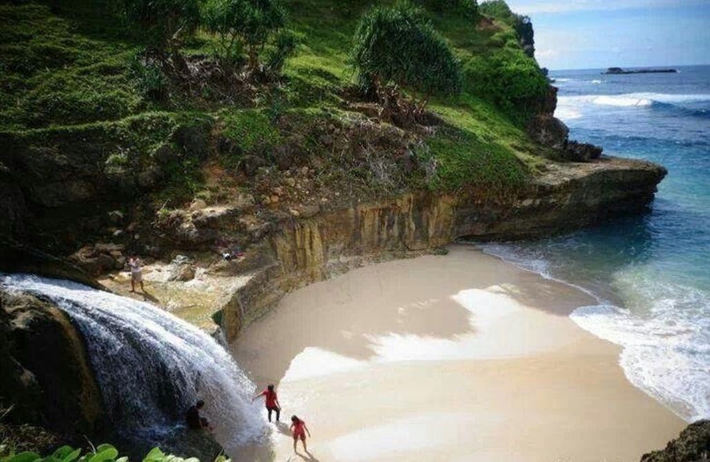 Pantai banyu Tibo. (Pinterest.com/@ranisyafaat)