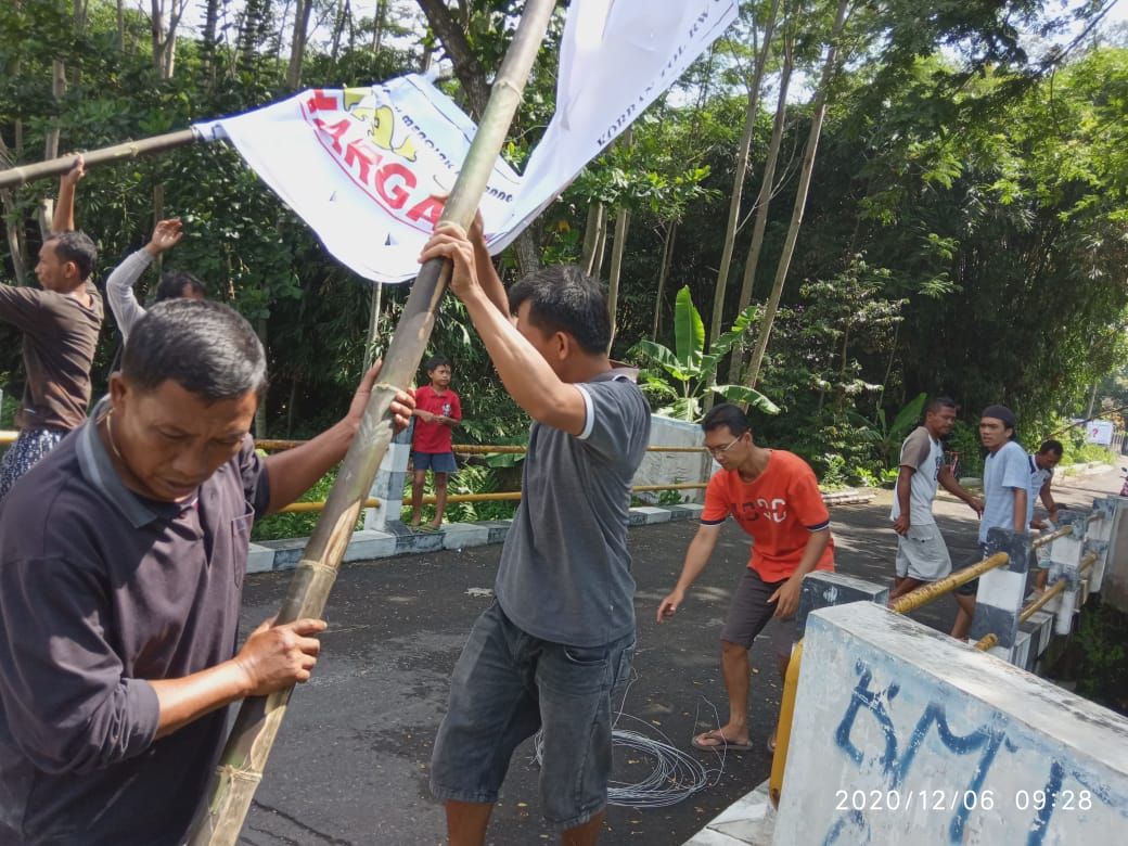Sejumlah warga memasang spanduk penolakan nilai ganti rugi tanah pembangunan jalan tol Yogya-Solodi Purwomartani, Sleman, DIY.