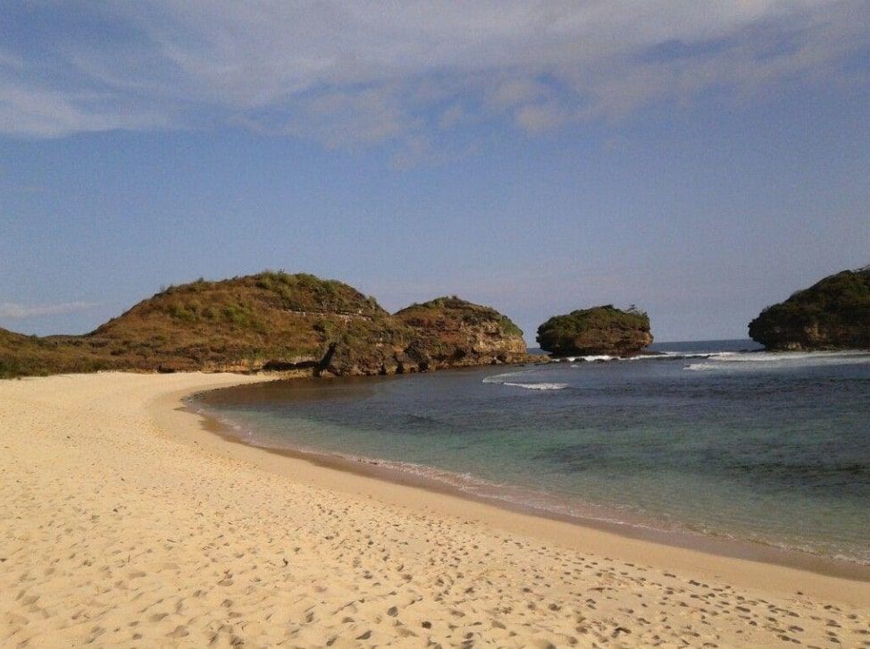 Pantai Watu Karung. (Pinterest.com/@alinadlina)