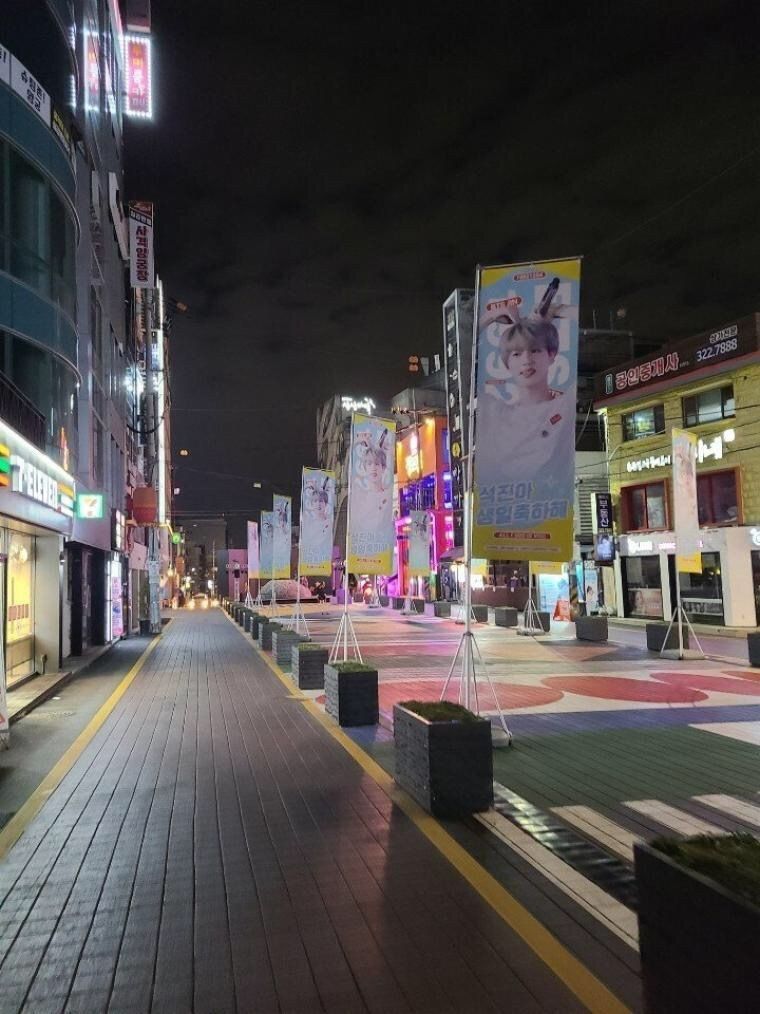 Foto iklan ulang tahun JIn BTS di Hondae, Seoul, Korea Selatan.